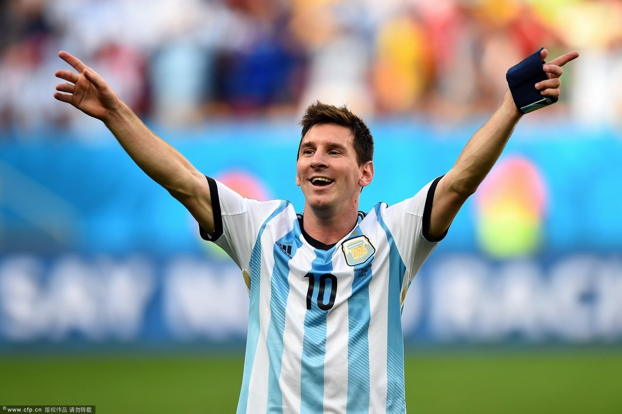 我端着汤站在厨房门口, 听见婆婆跟客人说: 她太要强了。我没进去